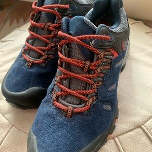 NEW Qomolangma Women’s Hiking Shoes – Size 9